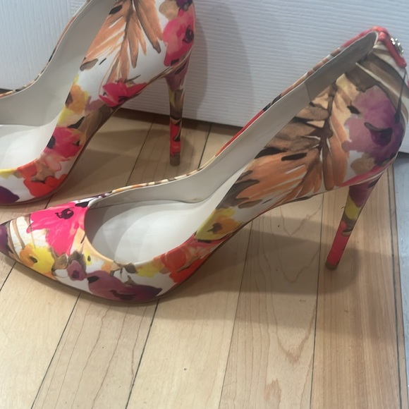 Ivanka Trump Floral shoes. - Picture 4 of 5